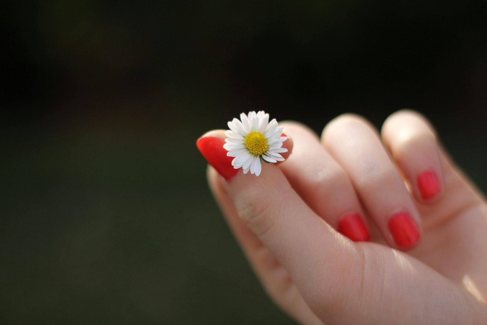 Non, ces taches blanches sur les ongles ne sont pas du manque de calcium