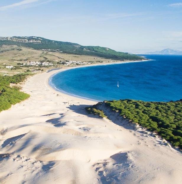 Taux, la capitale du vent avec les meilleures plages et vagues pour faire de la planche à voile (et l'un des peuples de l'histoire la plus surprenante de l'Espagne)