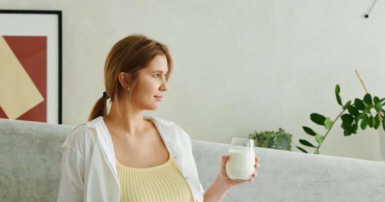 Pourquoi boire un verre de lait avant de se coucher aide à s’endormir, selon les experts