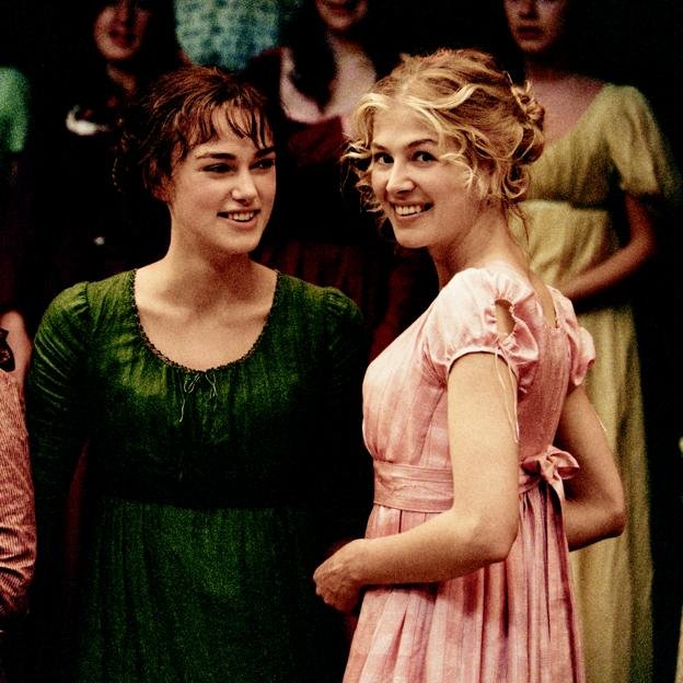 Keira Knightley avec Rosamund Pike, qui a joué sa sœur dans la fiction, Janet.