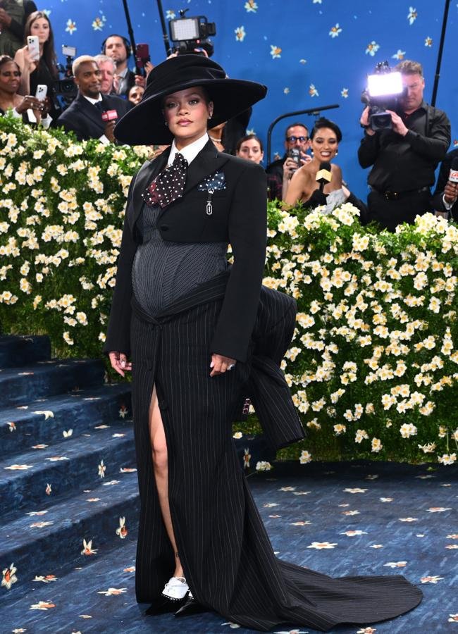 Rihanna avec un apparence totale de Marc Jacobs, enceinte au gala Met 2025 (GTRES)