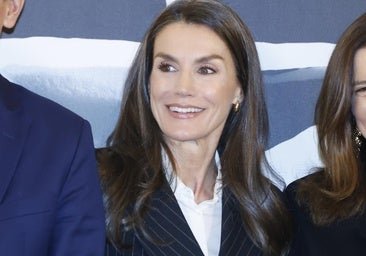La reine Letizia reprend son look préféré de 2025 : un costume avec des mocassins et des boucles d'oreilles à prix réduit