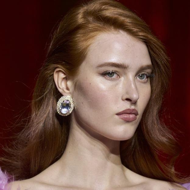 Comment choisir une base de maquillage avec une peau grasse selon les experts