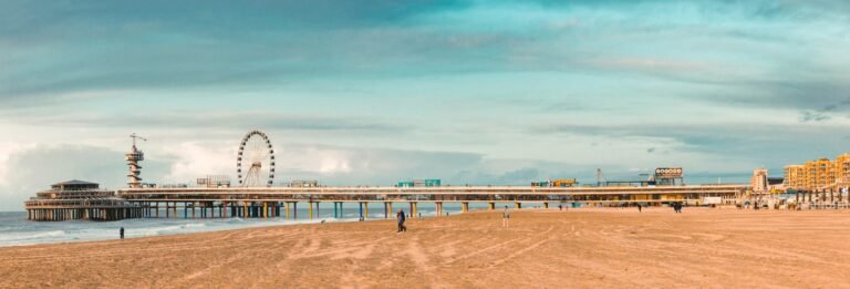 Une baignade dans la mer du Nord au milieu d'une architecture d'avant-garde
