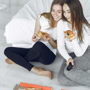 Une nutritionniste explique pourquoi dîner en regardant des séries fait grossir