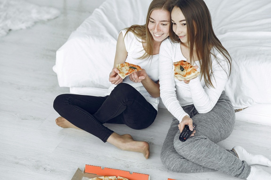 Une nutritionniste explique pourquoi dîner en regardant des séries fait grossir